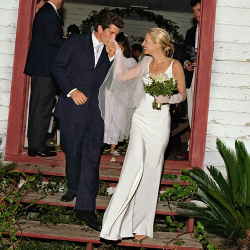 Carolyn Bessette-Kennedy’s Wedding Gown: A Timeless Revolution in Bridal Fashion