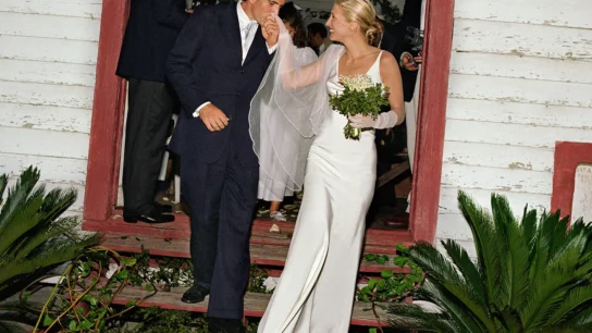 Carolyn Bessette-Kennedy’s Wedding Gown: A Timeless Revolution in Bridal Fashion