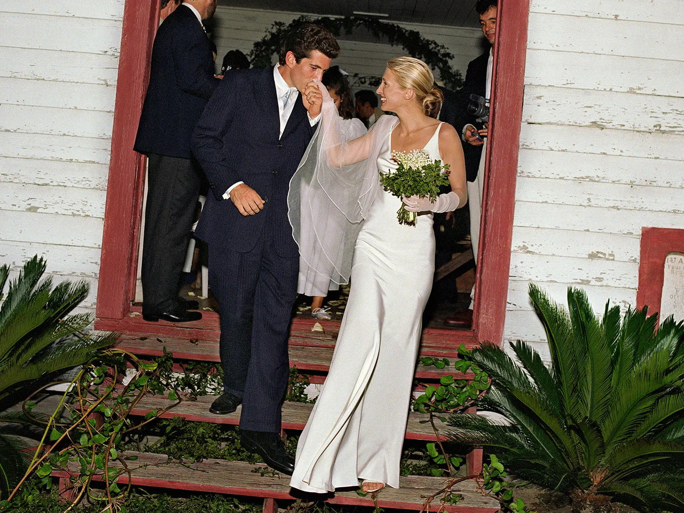 Carolyn Bessette-Kennedy’s Wedding Gown: A Timeless Revolution in Bridal Fashion