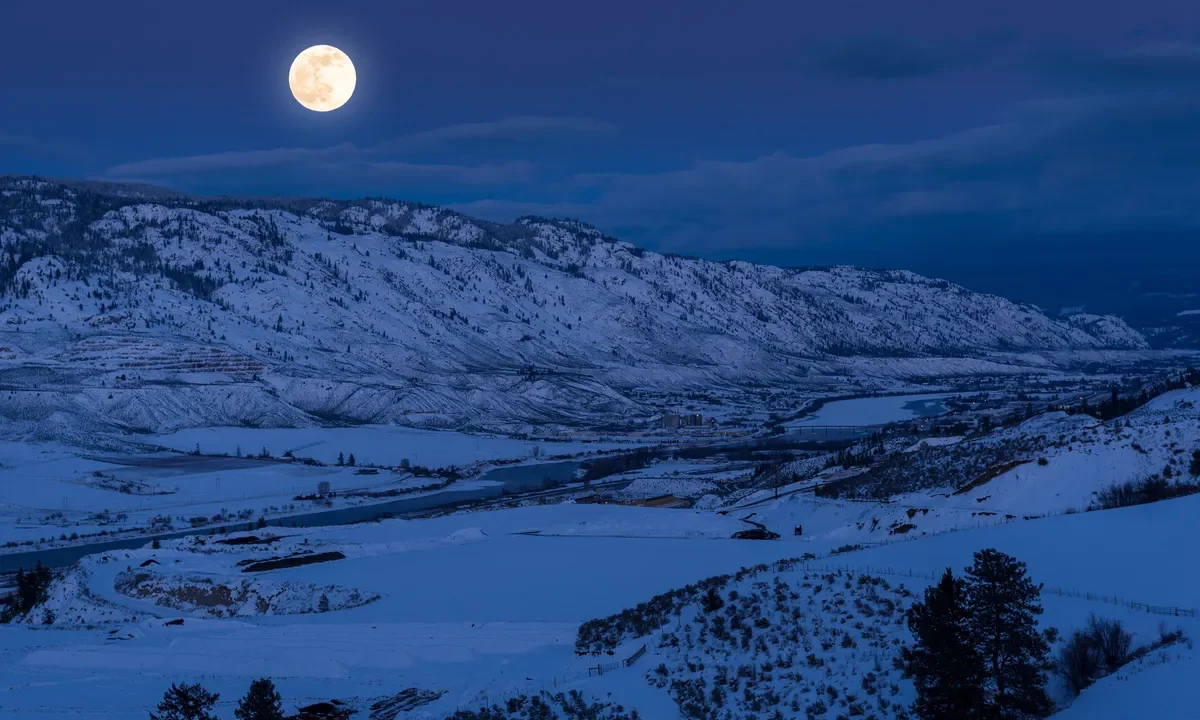 How to See the Full Moon and Planets This Weekend: A Stargazer’s Guide to August 2025